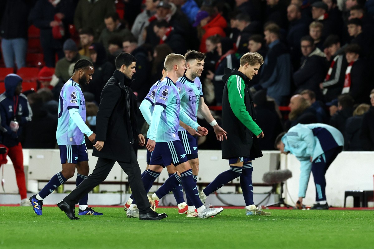 Mikel Arteta and Arsenal players after the 0-0 draw with Nottingham Forest