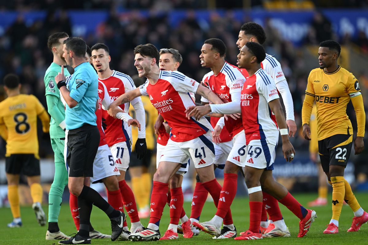 Declan Rice of Arsenal and his teammates protest to Referee Michael Oliver after Myles Lewis-Skelly of Arsenal is shown a red card for a foul on Matt Doherty of Wolverhampton Wanderers