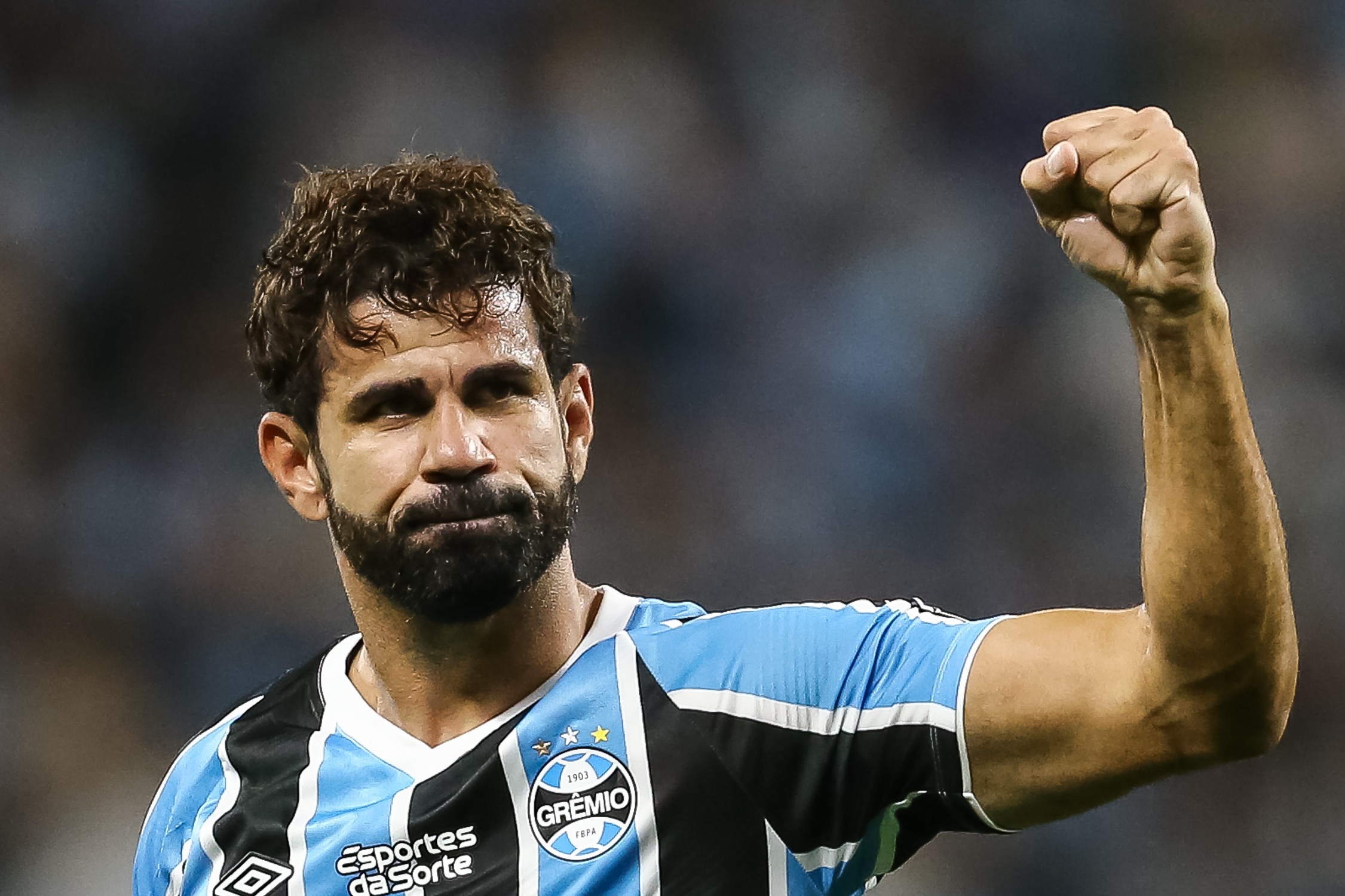 Diego Costa of Gremio celebrates after scoring the third goal of his team during the match against Flamengo