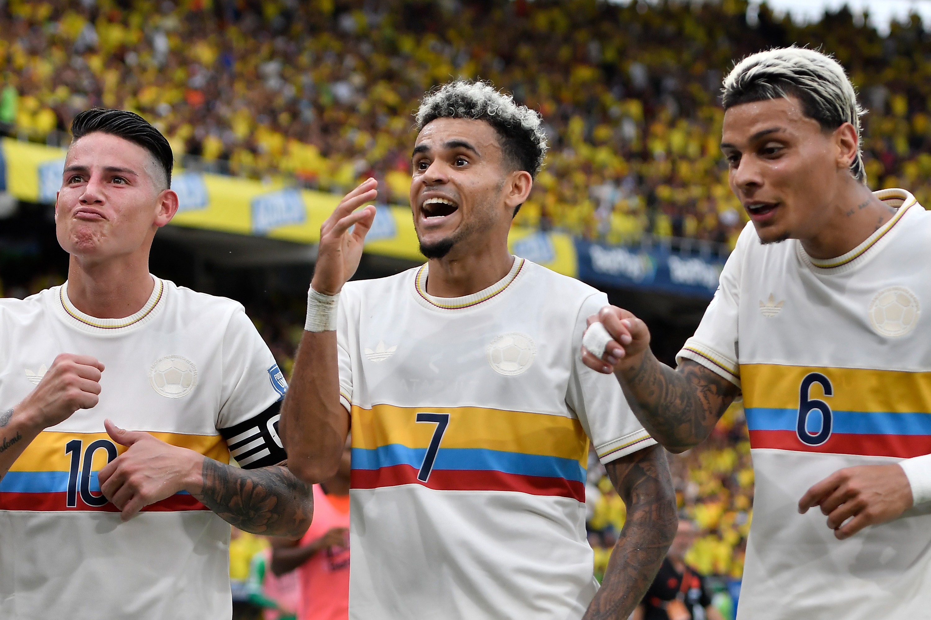 Luis Diaz of Colombia (C) celebrates with teammates James Rodriguez (L) and Richard Rios