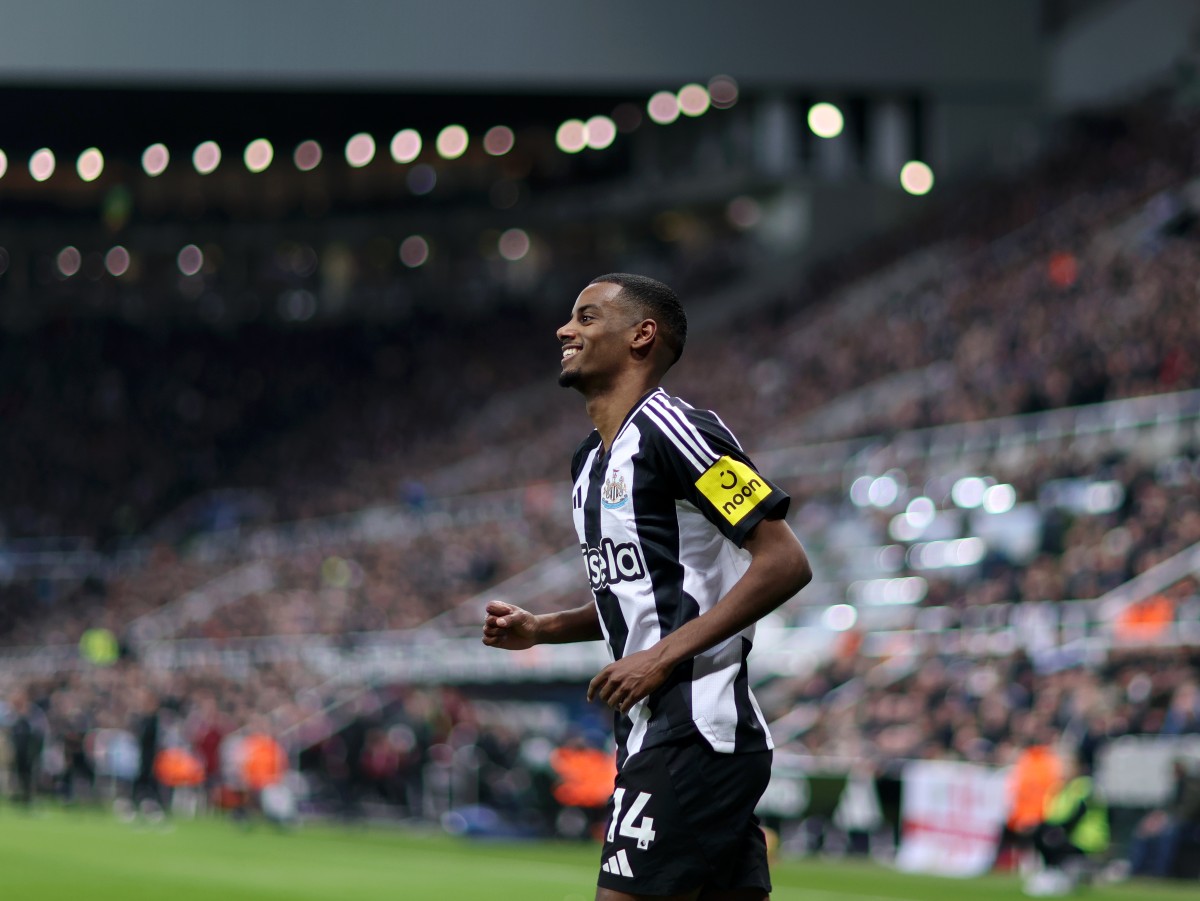 Alexander Isak in action for Newcastle United vs Wolves at St James' Park