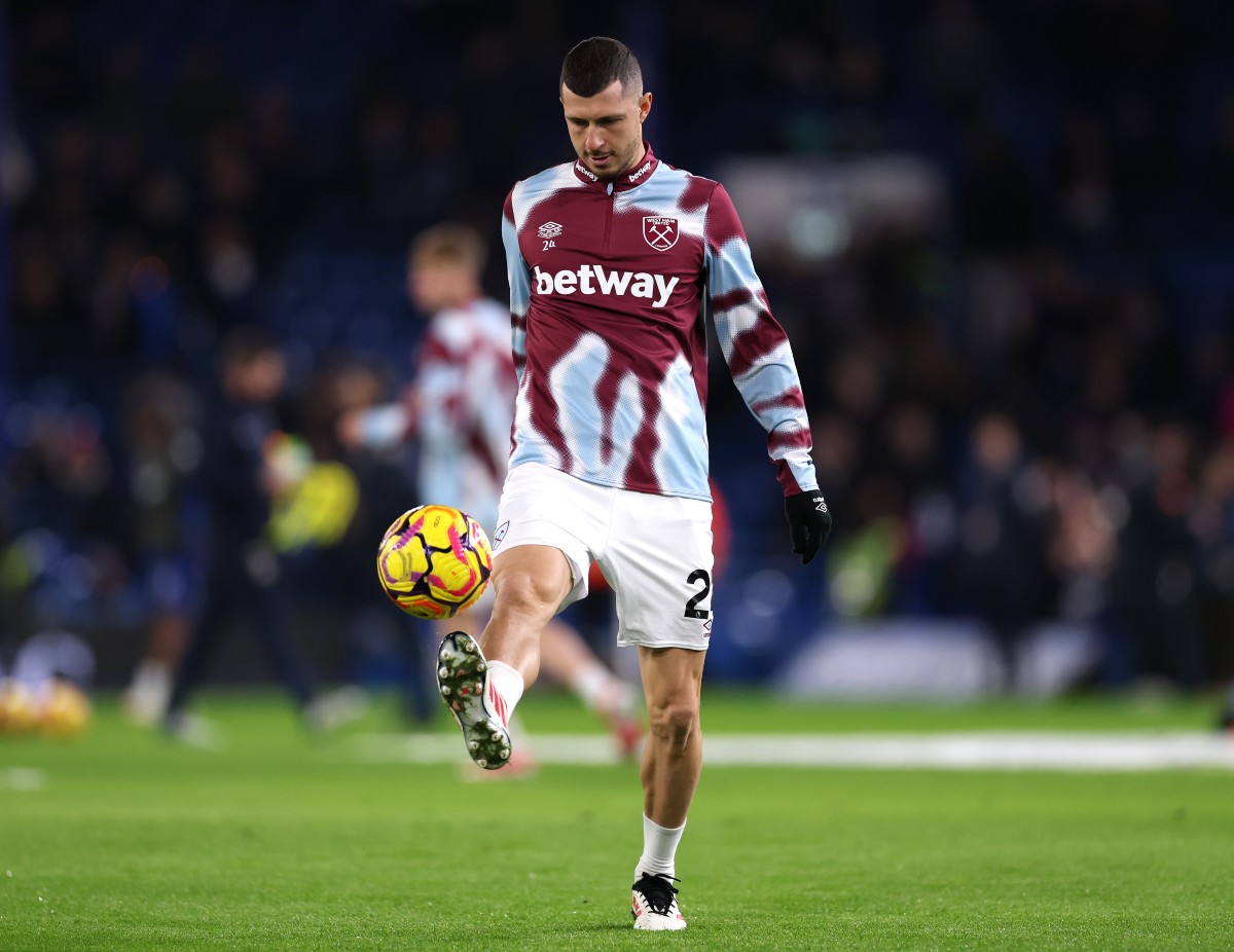 Guido Rodriguez warming up for West Ham