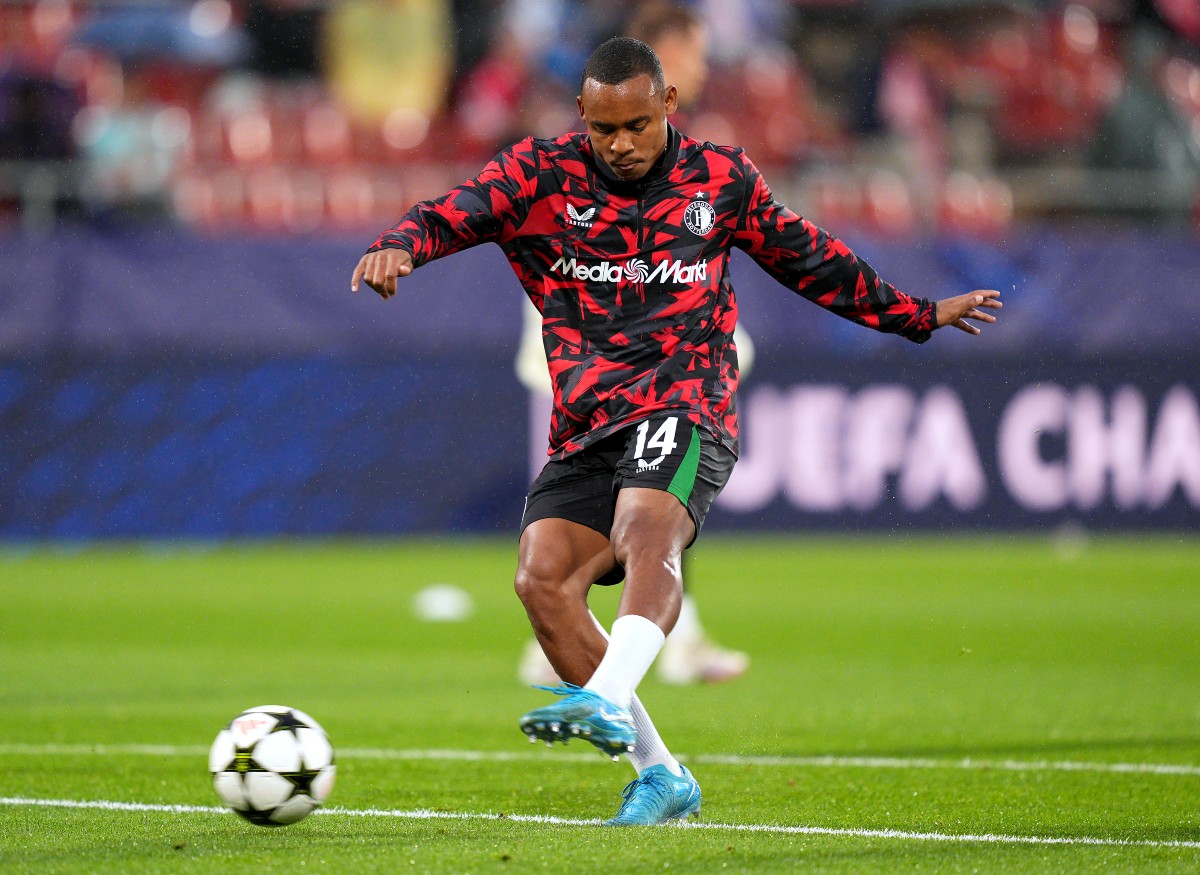 Igor Paixao warming up for Feyenoord