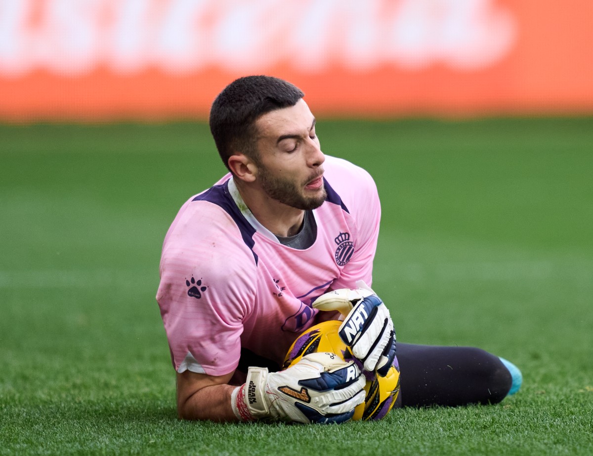 Joan Garcia warming up for Espanyol