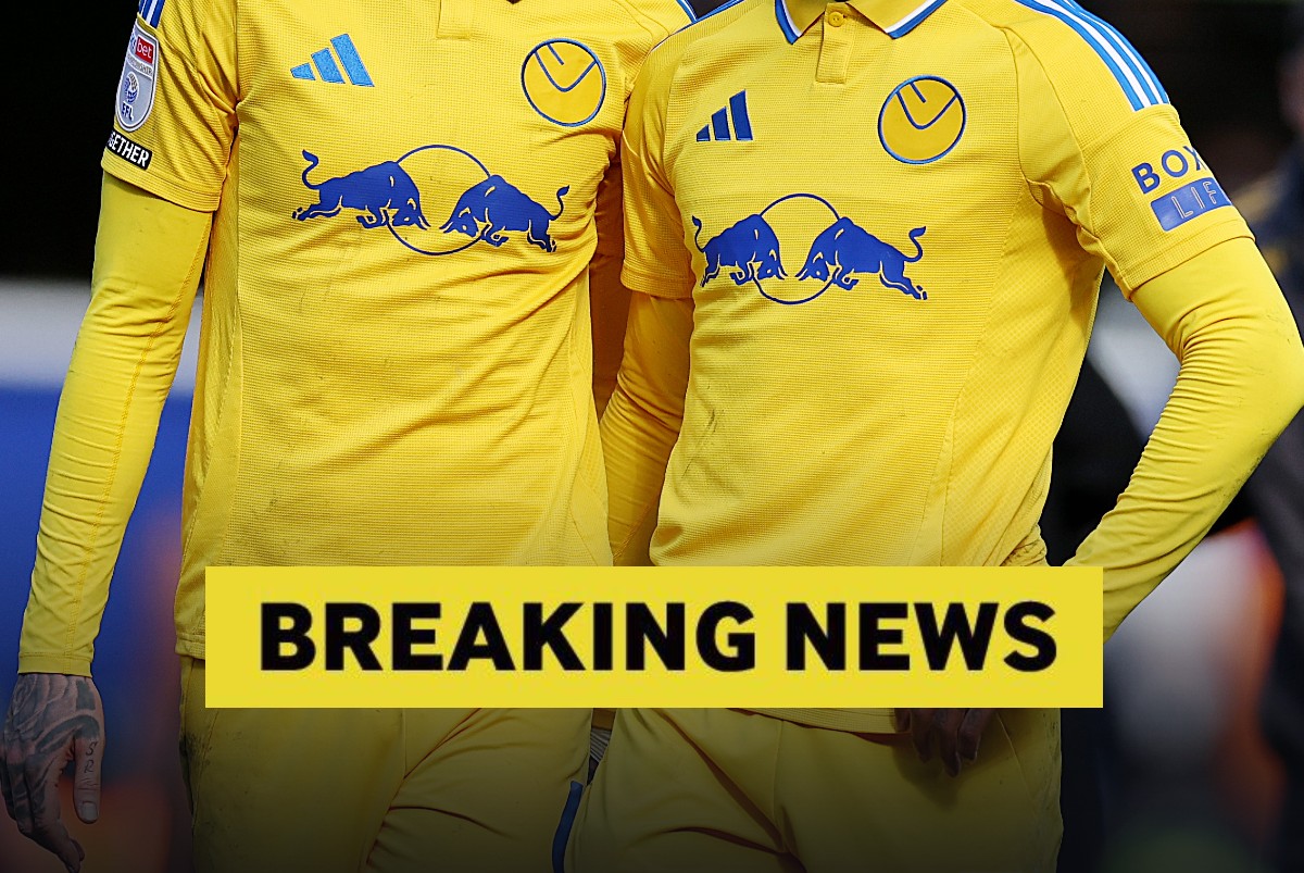 Leeds United players and breaking news banner