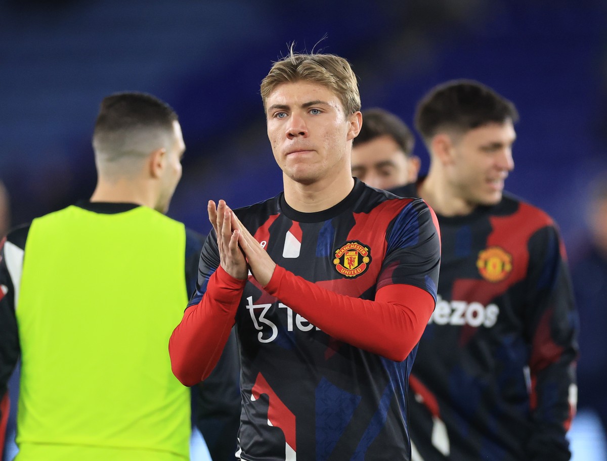 Rasmus Hojlund applauding the fans during the Man Utd warm-up