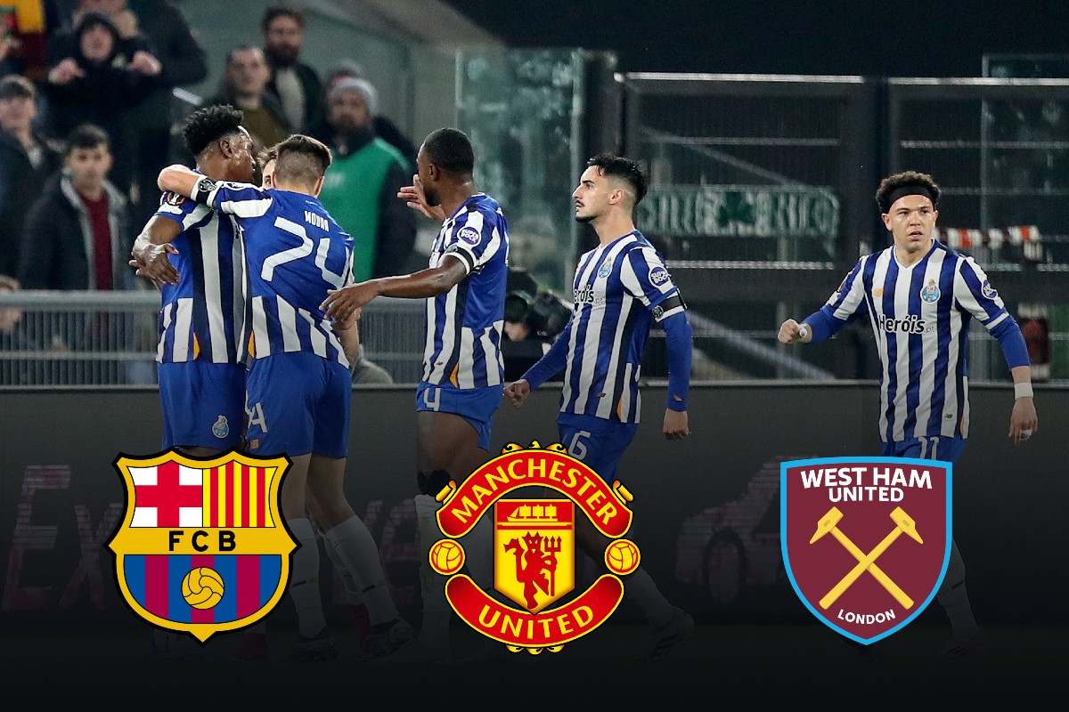Samu Aghehowa celebrates with his Porto teammates