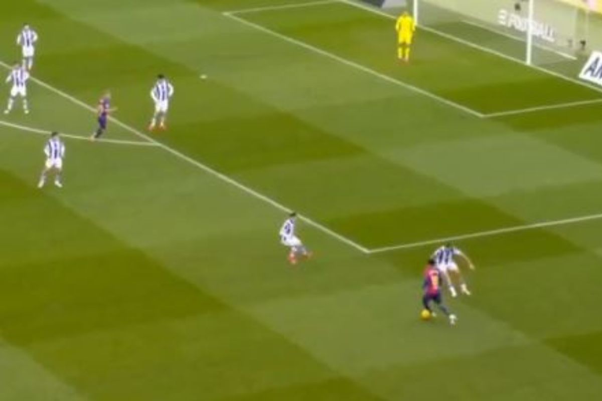 Lamine Yamal on the ball against Real Sociedad