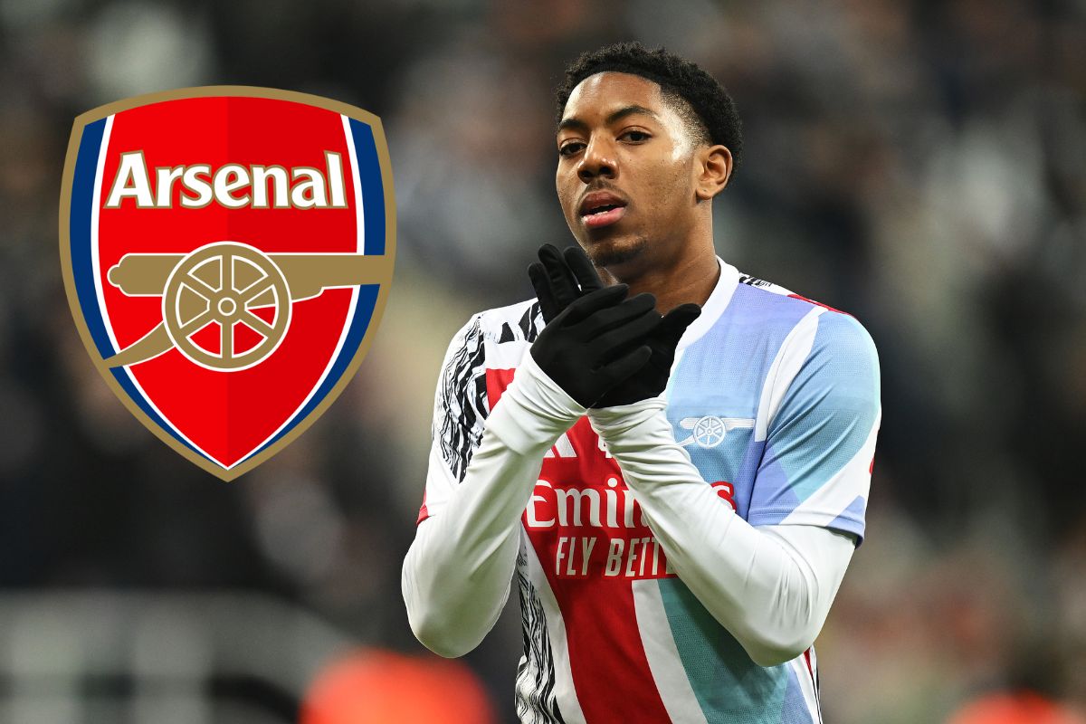Myles Lewis-Skelly of Arsenal warms up