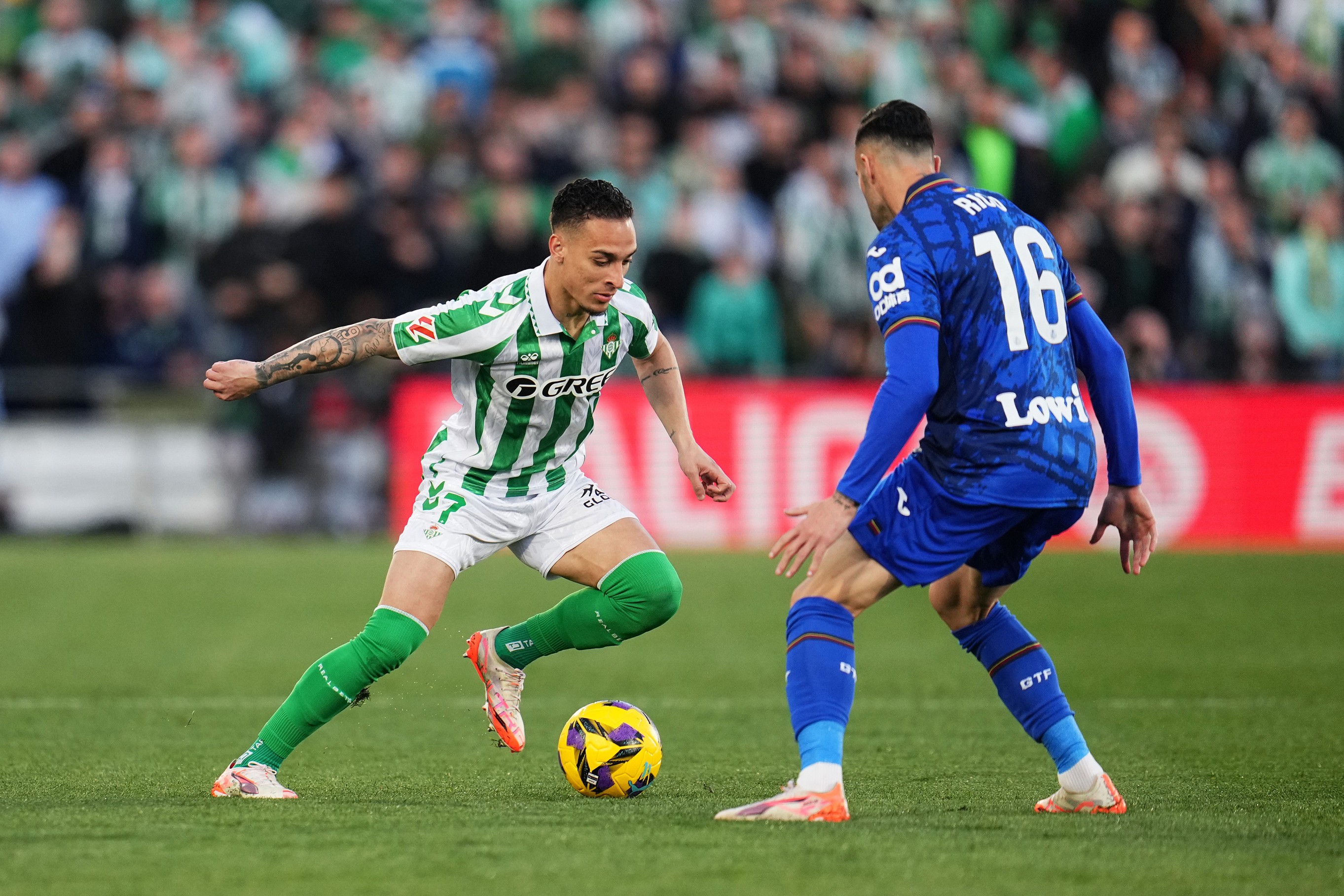 Antony of Real Betis controls the ball