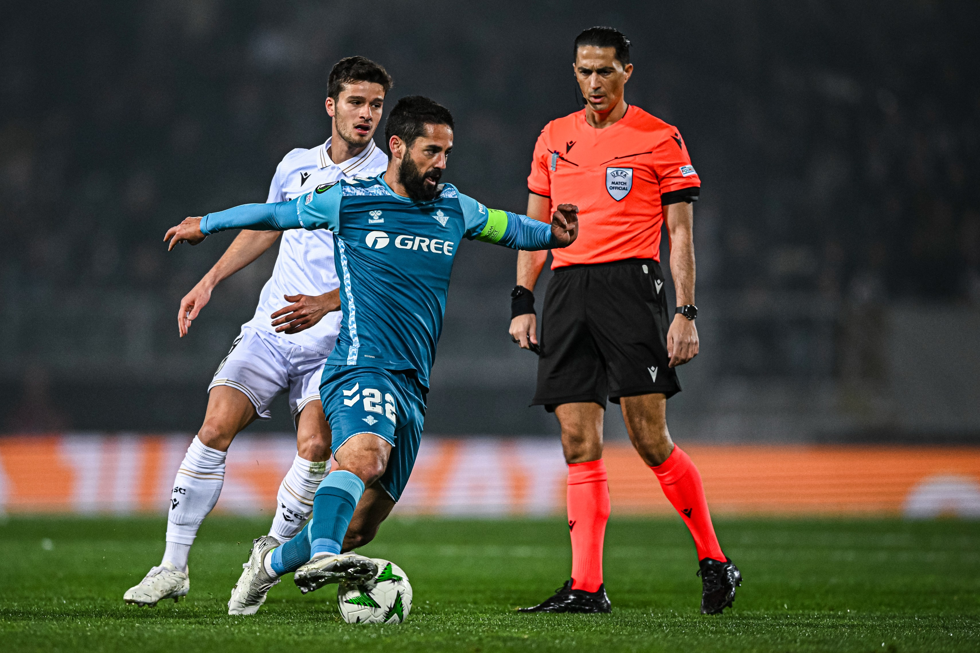 Isco runs with the ball