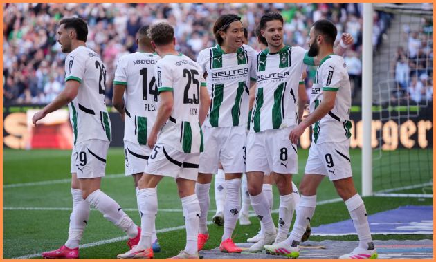 Julian Weigl celebrates with his Borussia Monchengladbach teammates
