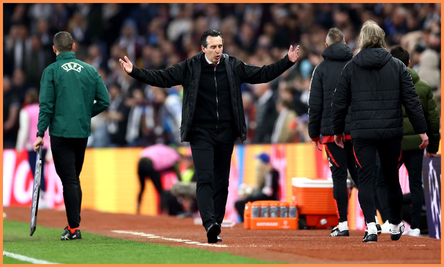 Unai Emery reacts during Aston Villa vs PSG