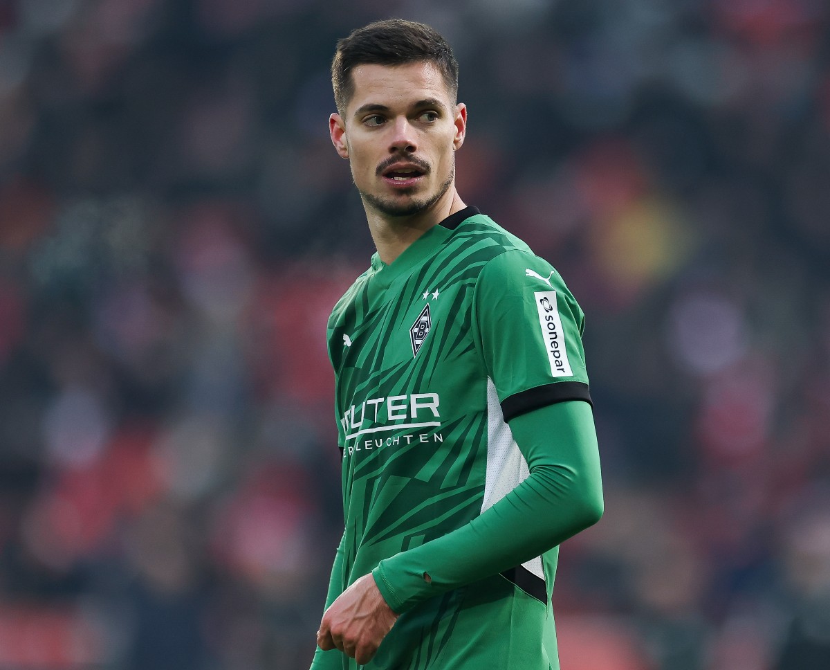 Julian Weigl in action for Borussia Monchengladbach
