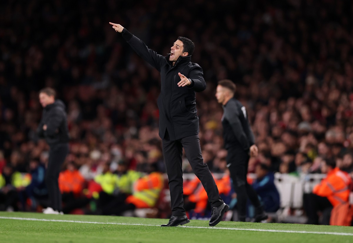 Mikel Arteta shouts instructions during Arsenal vs Crystal Palace