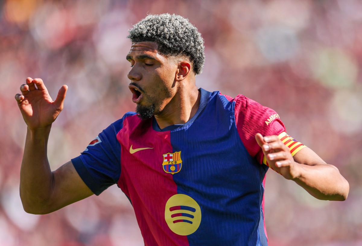 Ronald Araujo reacts during Barcelona vs Girona