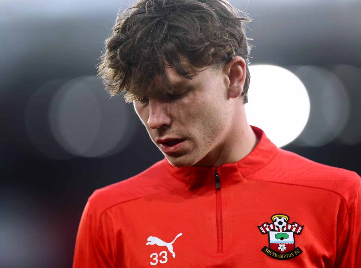 Tyler Dibling warming up for Southampton