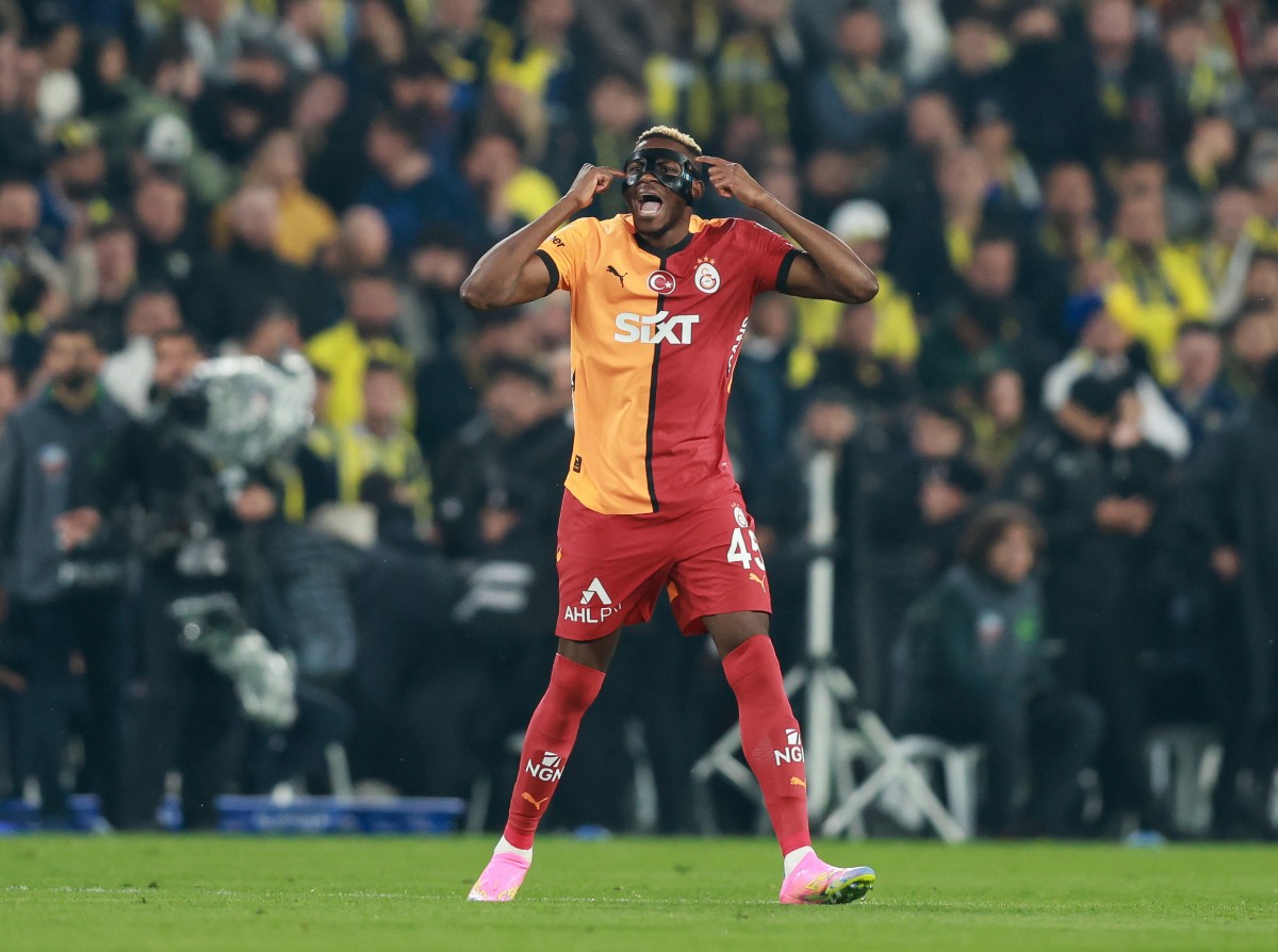 Victor Osimhen gestures during Galatasaray vs Fenerbahce