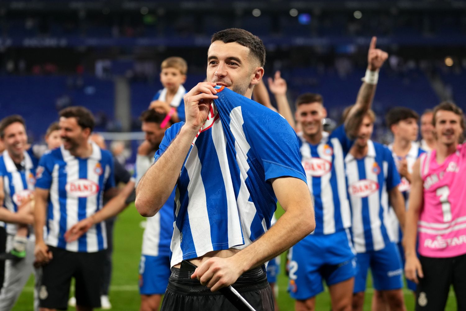 Joan Garcia kisses the Espnayol badge