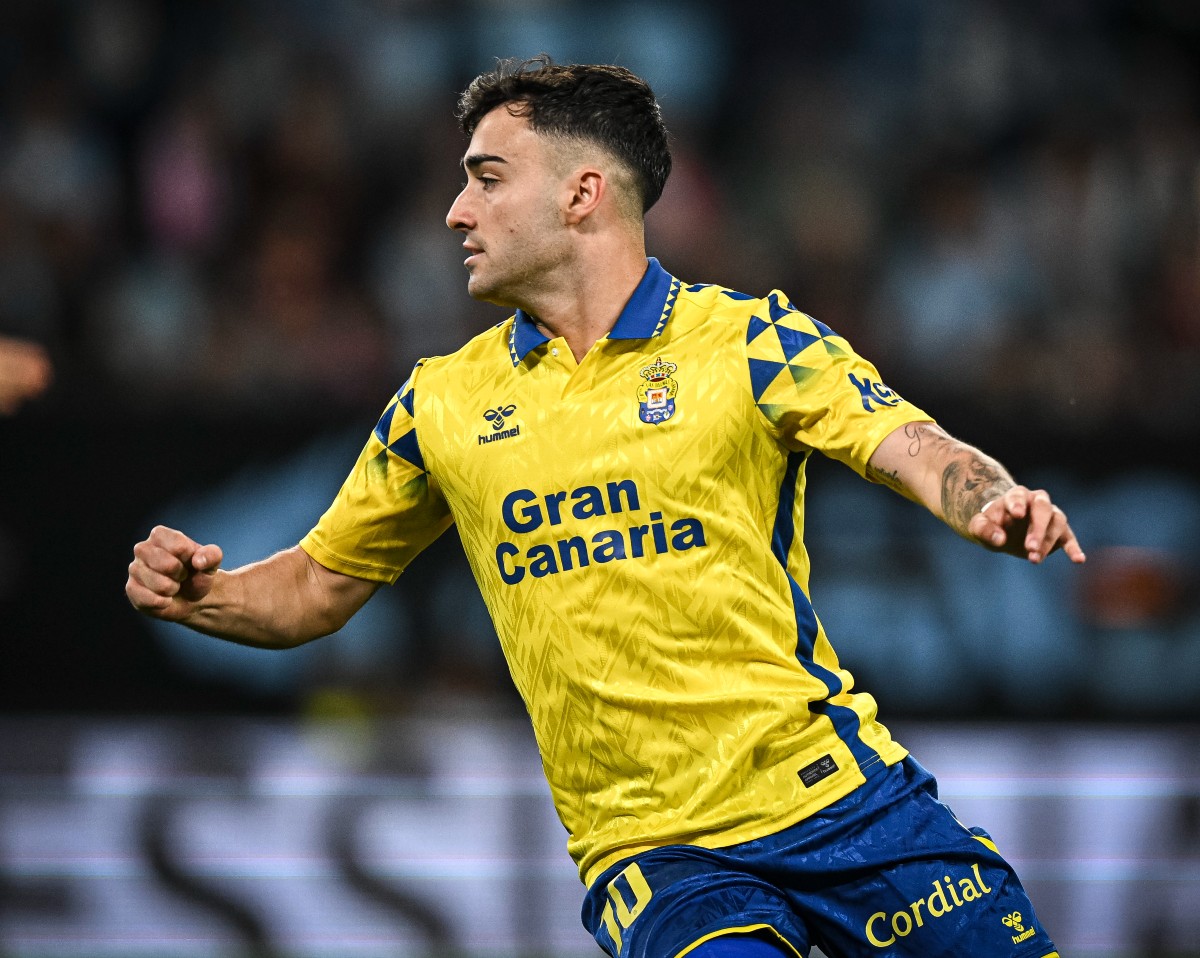 Alberto Moleiro in action for Las Palmas