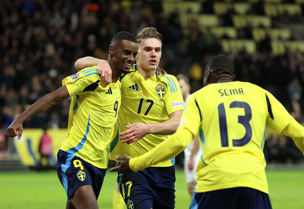 Alexander Isak and Viktor Gyokeres celebrate for Sweden