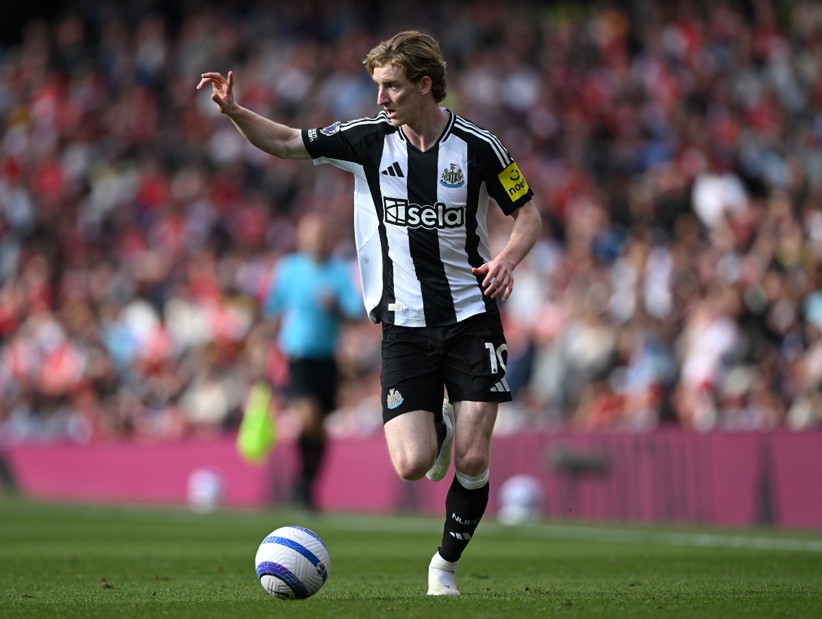 Anthony Gordon in action for Newcastle against Arsenal
