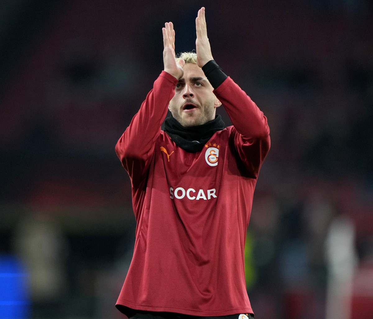 Baris Alper Yilmaz applauding the Galatasaray fans