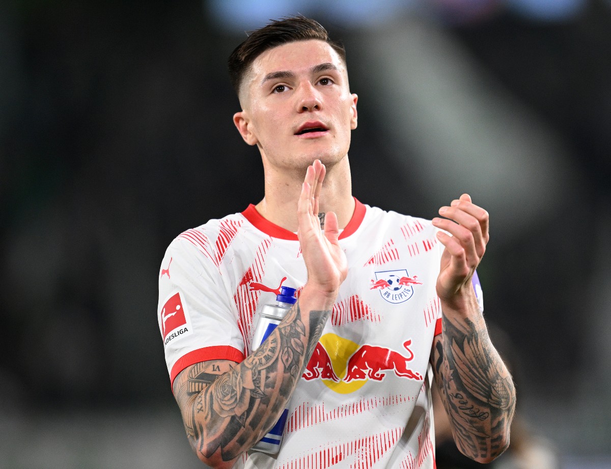 Benjamin Sesko applauds the RB Leipzig fans