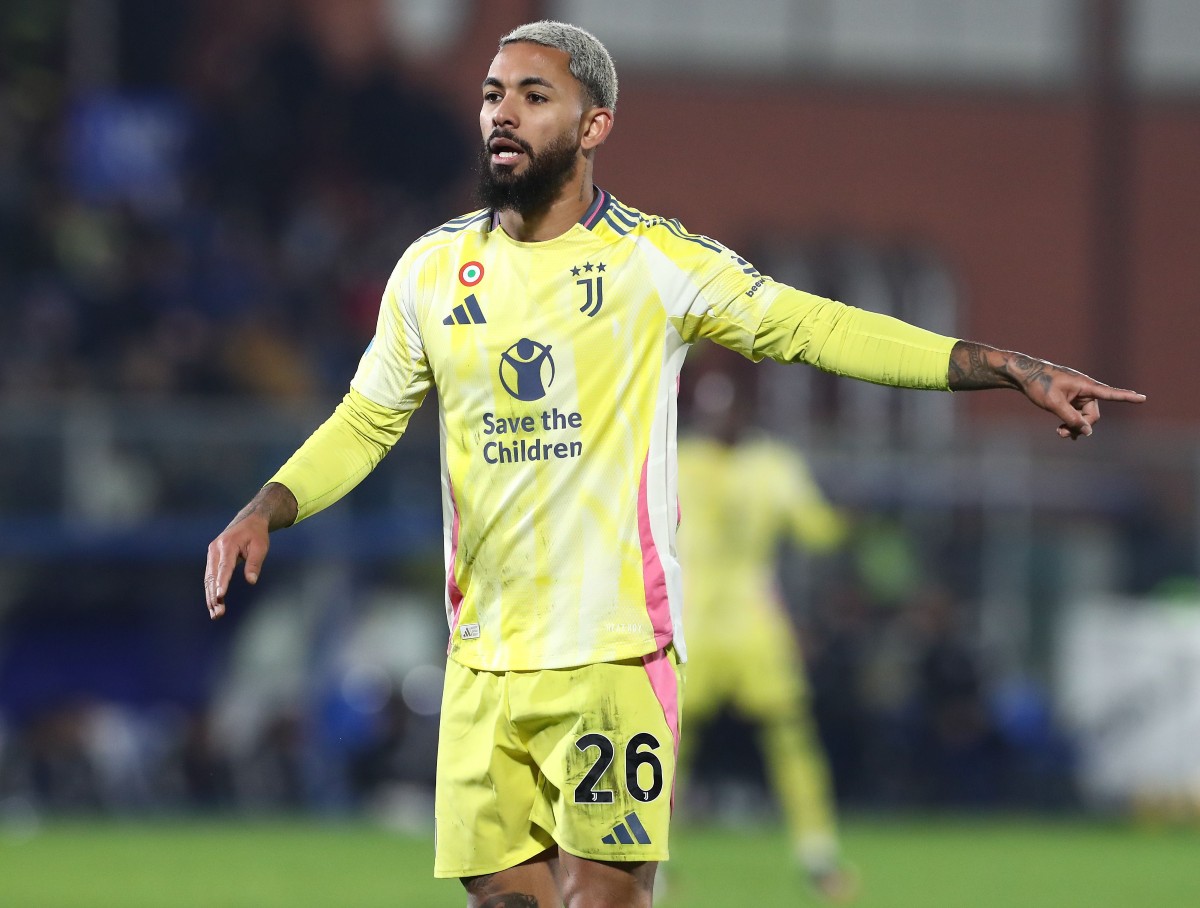 Douglas Luiz of Juventus gestures during a game