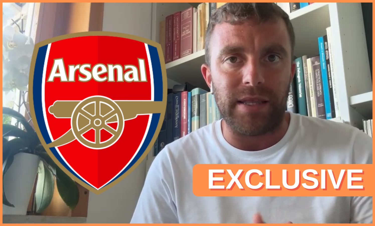 Fabrizio Romano speaks to a camera next to the Arsenal club crest.