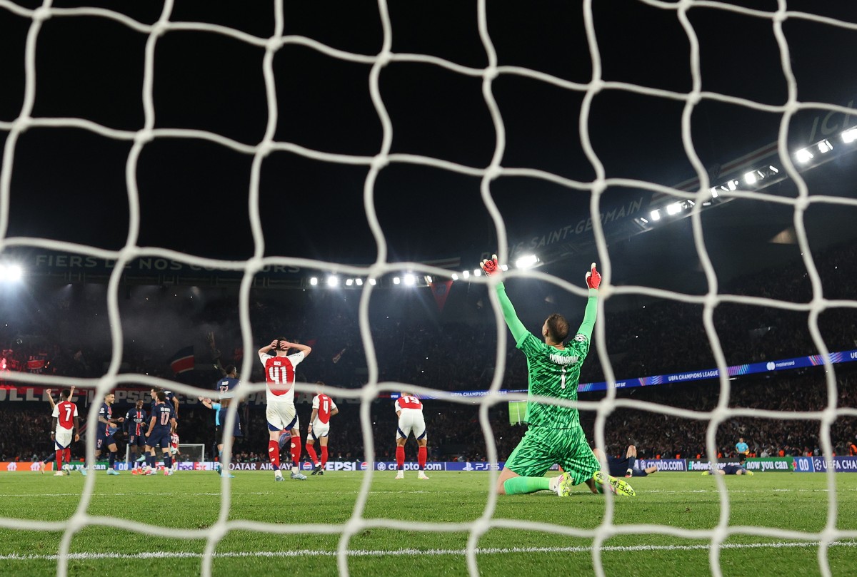 Gianluigi Donnarumma celebrates at full time as PSG beat Arsenal