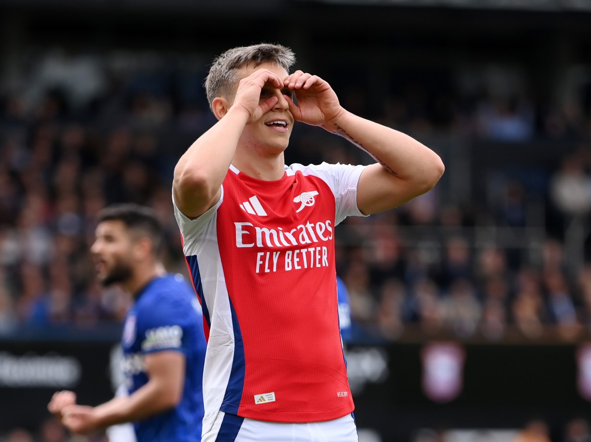 Leandro Trossard celebrates a goal for Arsenal against Ipswich Town