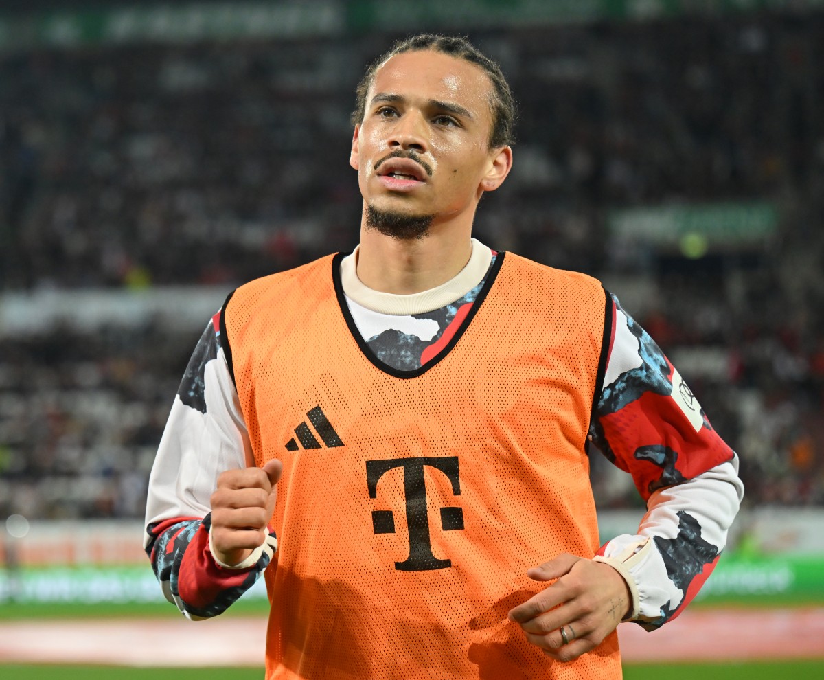 Leroy Sane warming up for Bayern Munich