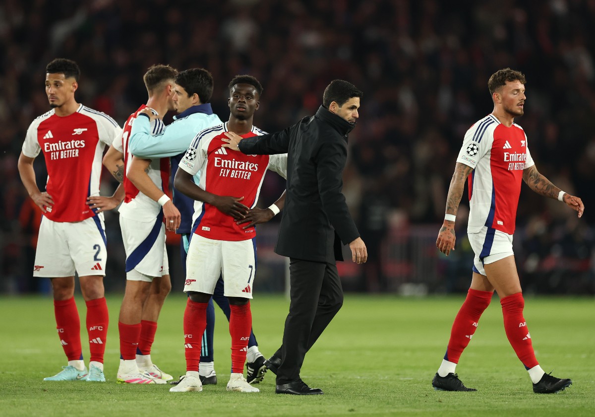 Mikel Arteta consoles his Arsenal players after losing to PSG
