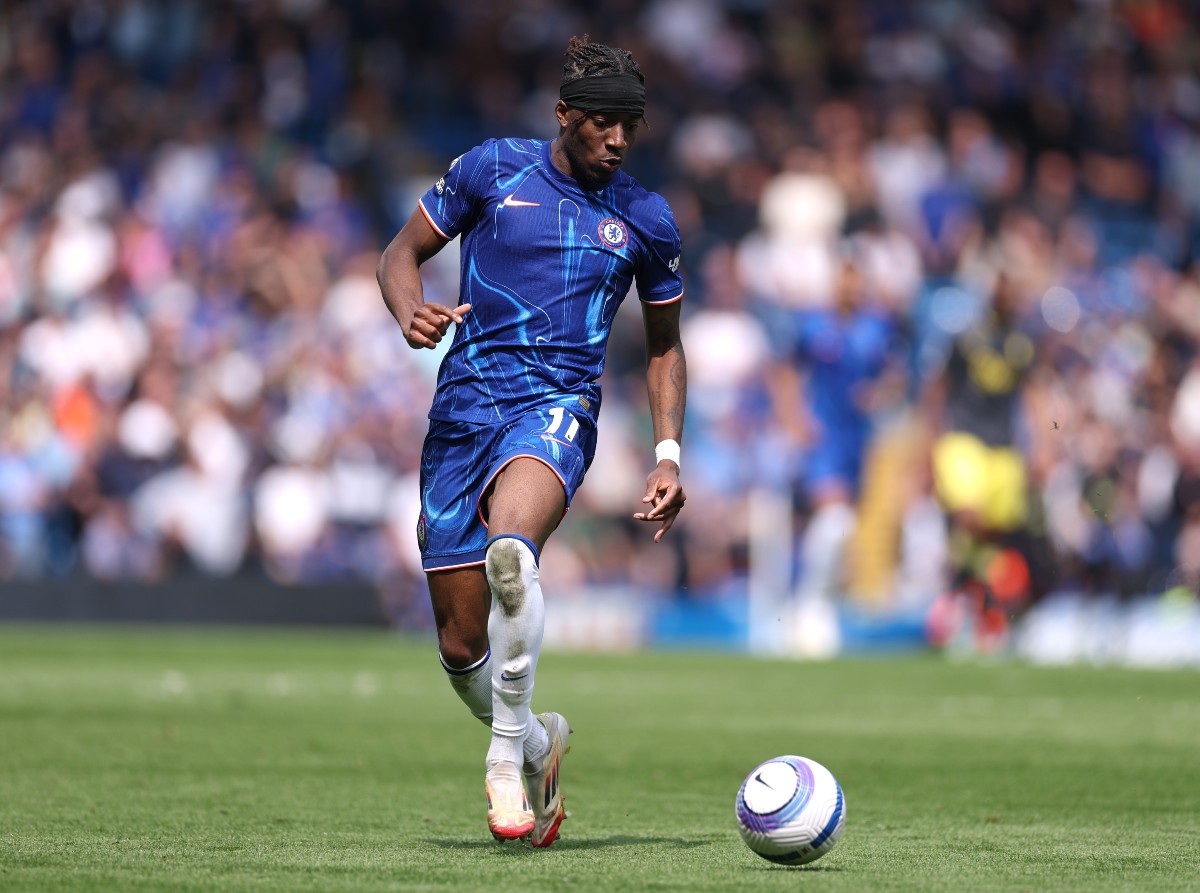 Noni Madueke in action for Chelsea against Everton