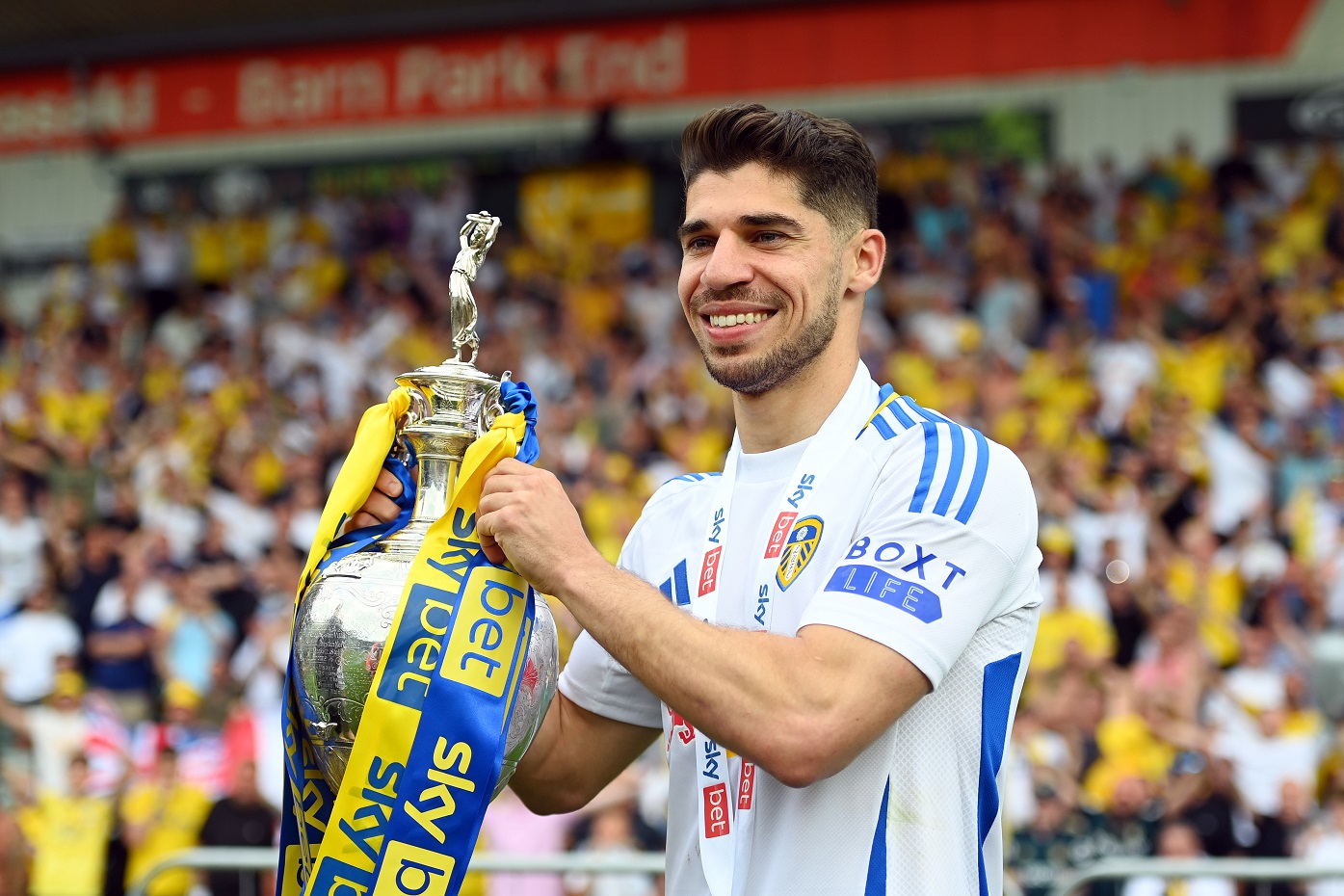 Manor Solomon of Leeds United poses with the trophy