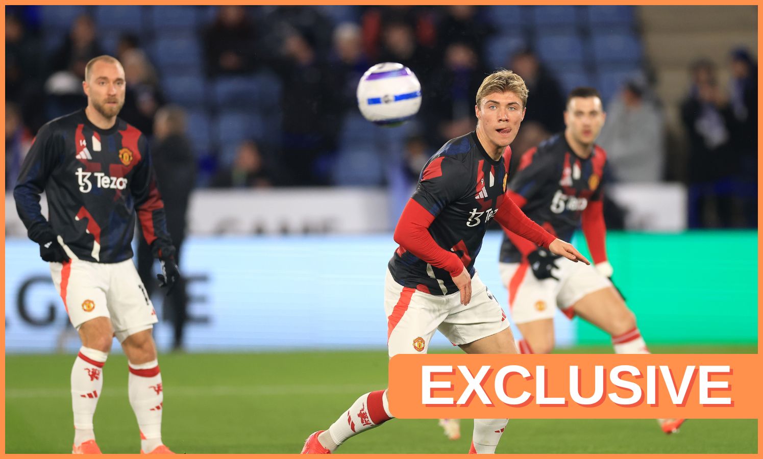 Rasmus Hojlund warming up for Man United