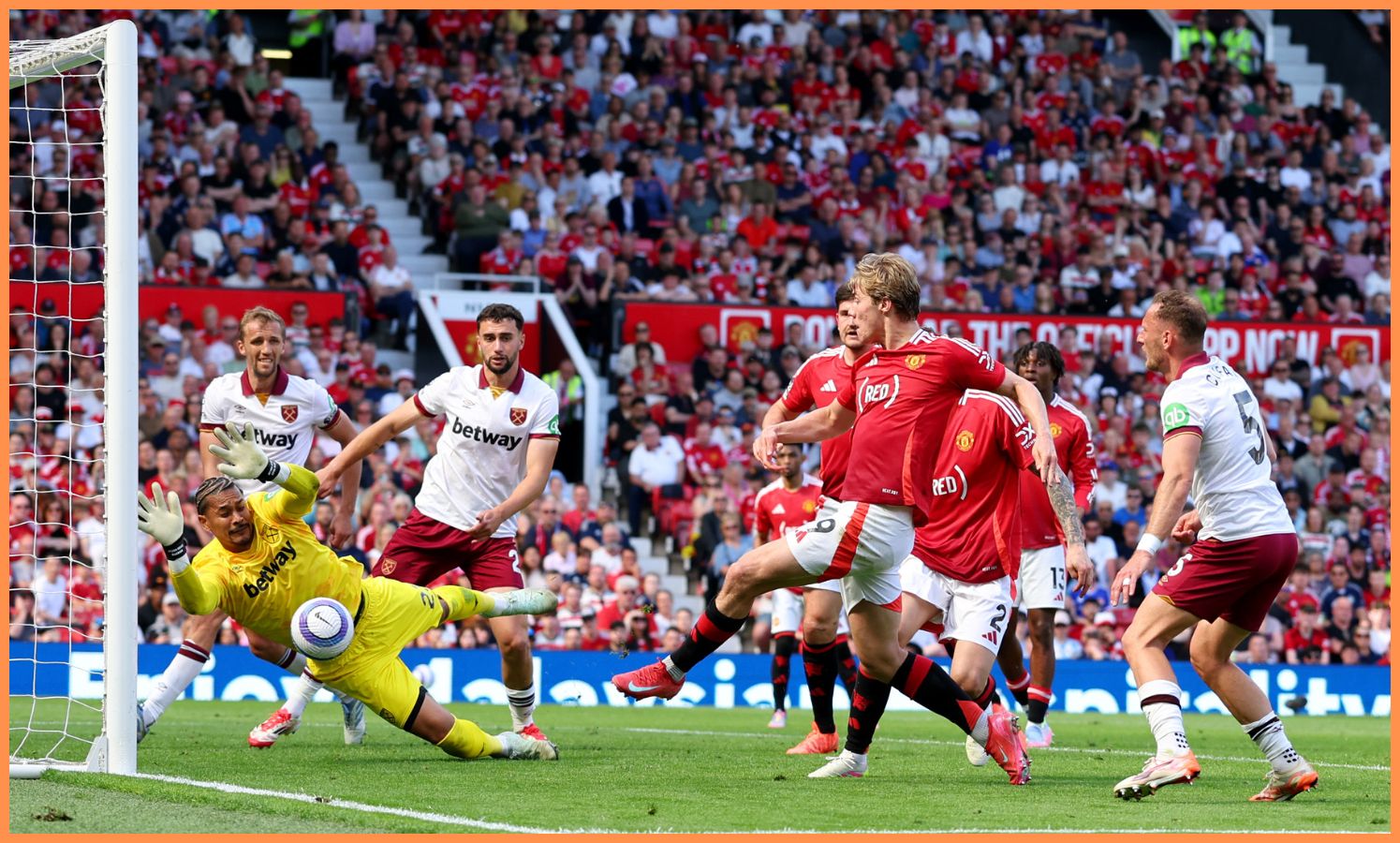 Rasmus Hojlund in action for Manchester United