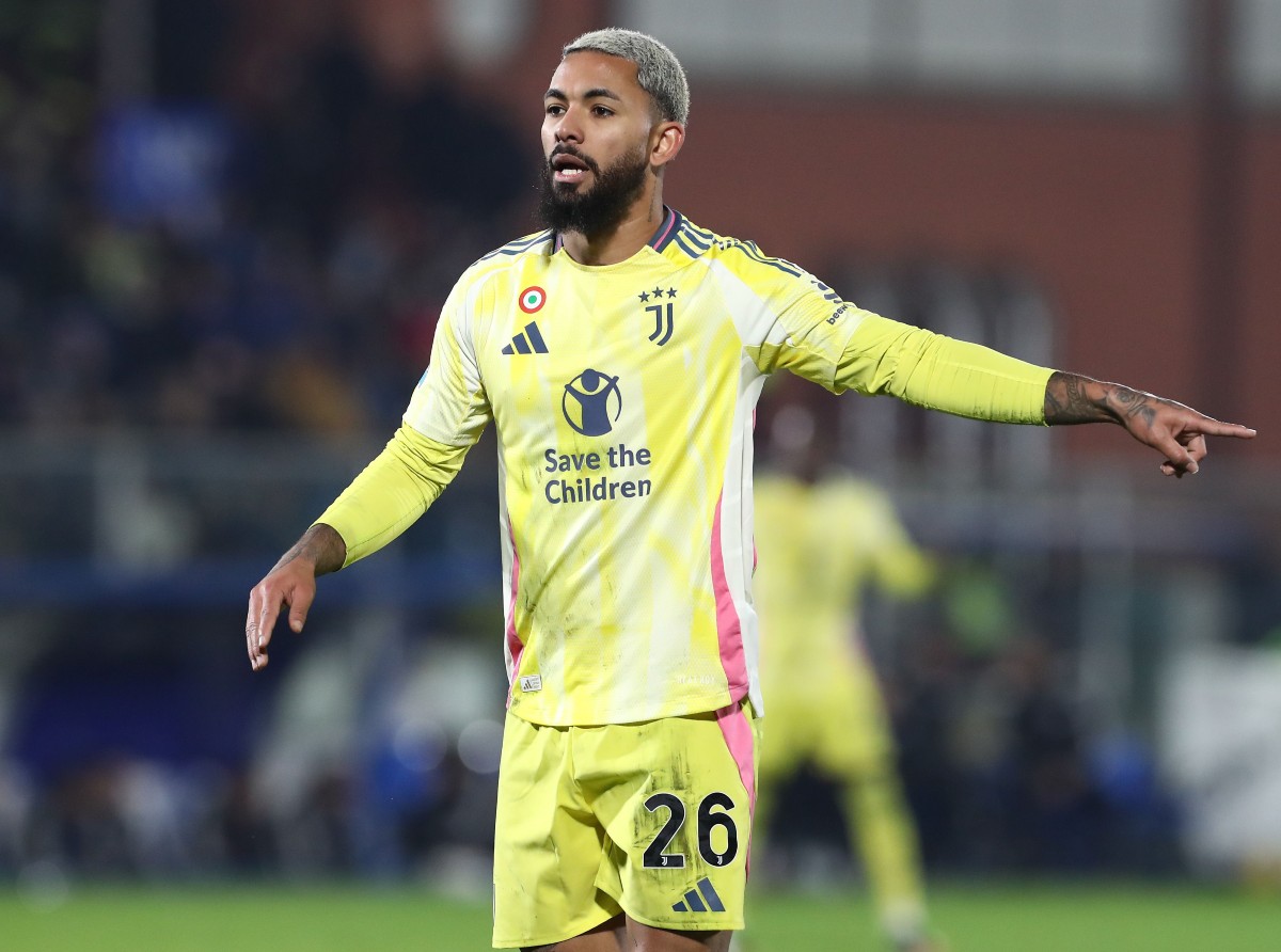 Douglas Luiz in action for Juventus