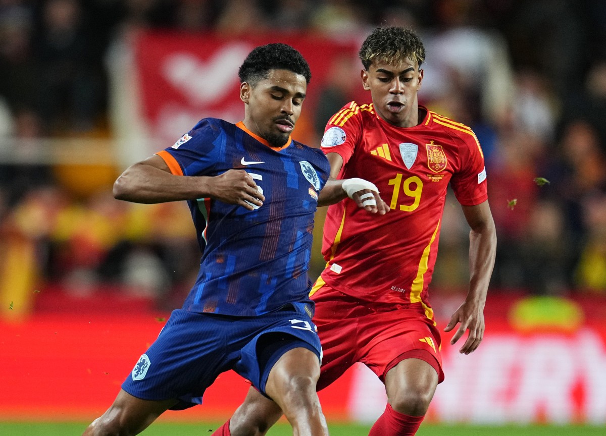 Jorrel Hato in action for the Netherlands against Spain's Lamine Yamal