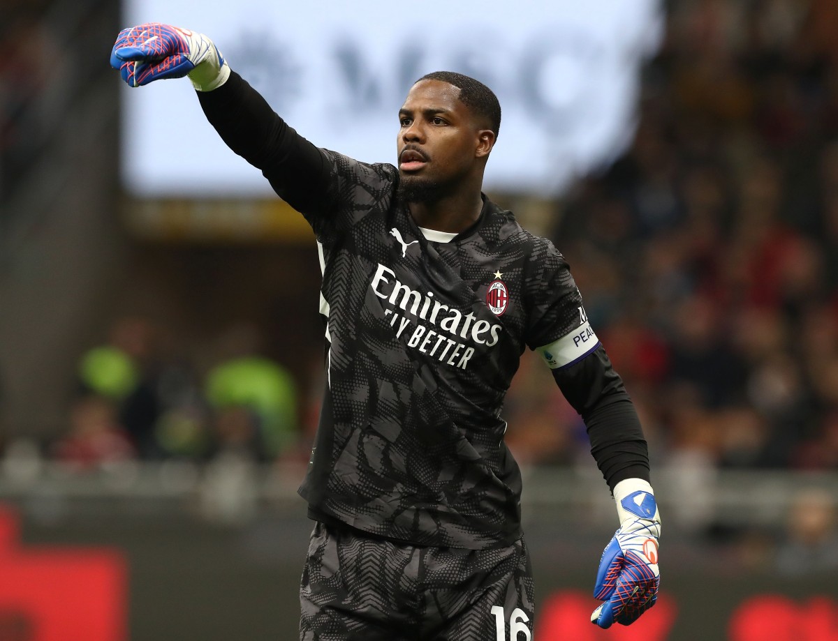 Mike Maignan in action for AC Milan