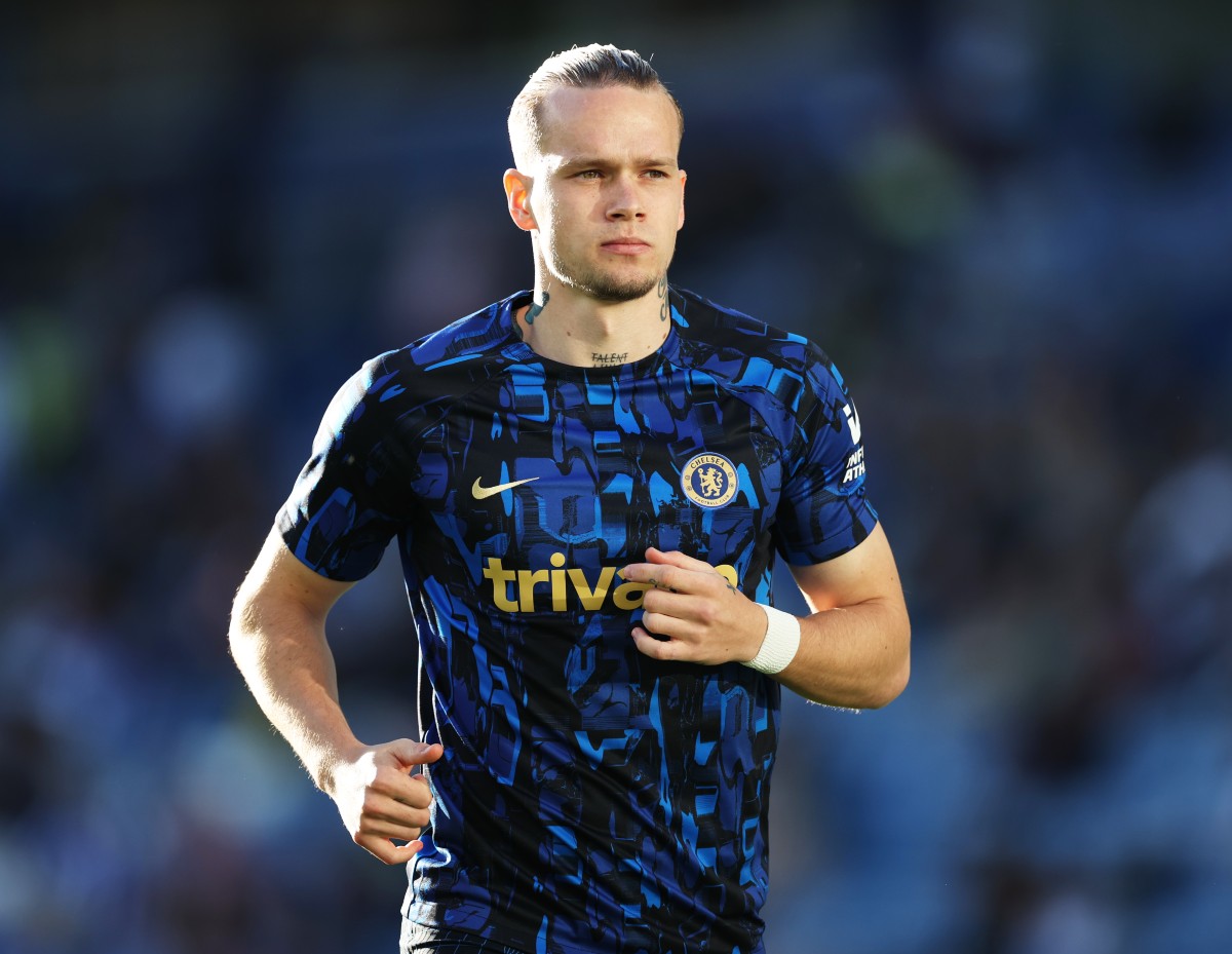 Mykhailo Mudryk warming up for Chelsea