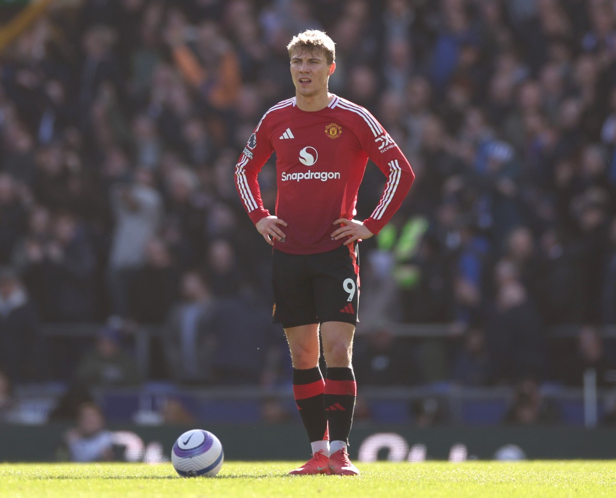 Rasmus Hojlund reacts during Manchester United's game against Everton