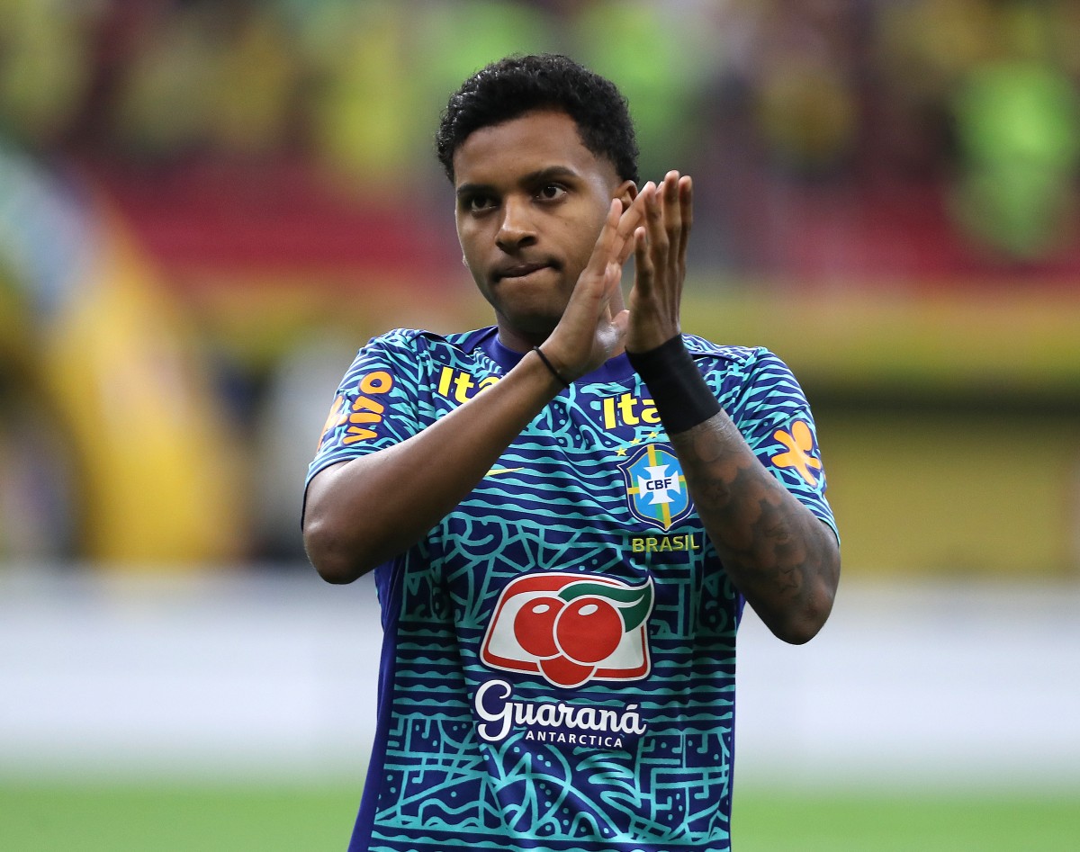 Rodrygo Goes warming up for Brazil