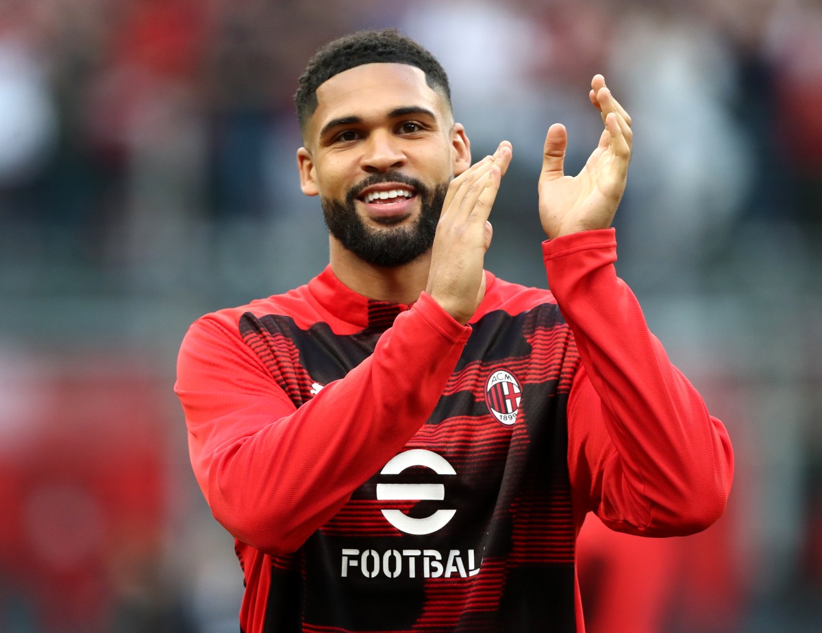 Ruben Loftus-Cheek applauds the AC Milan fans