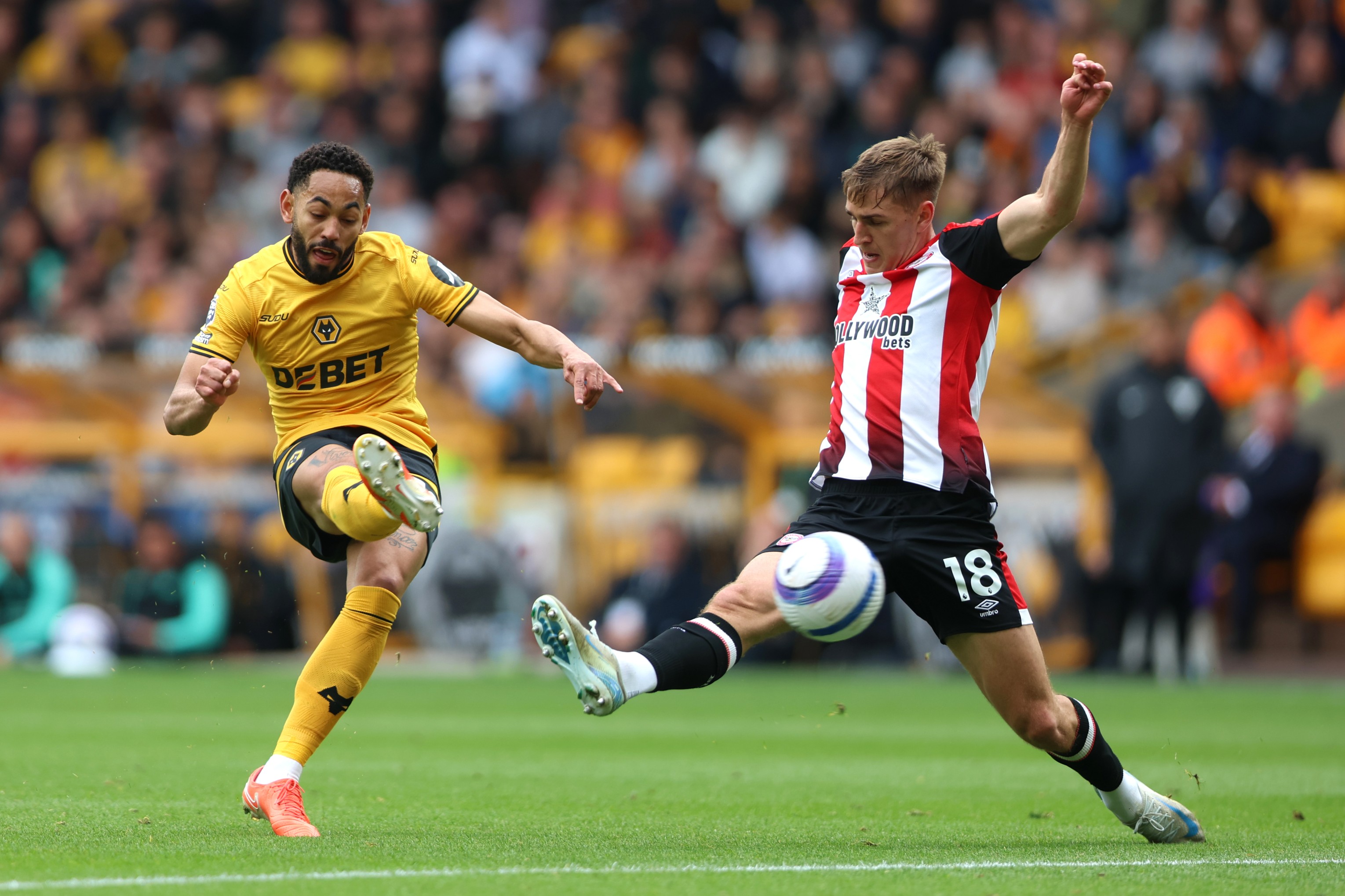 Matheus Cunha of Wolverhampton Wanderers shoots whilst under pressure from Yehor Yarmolyuk of Brentford