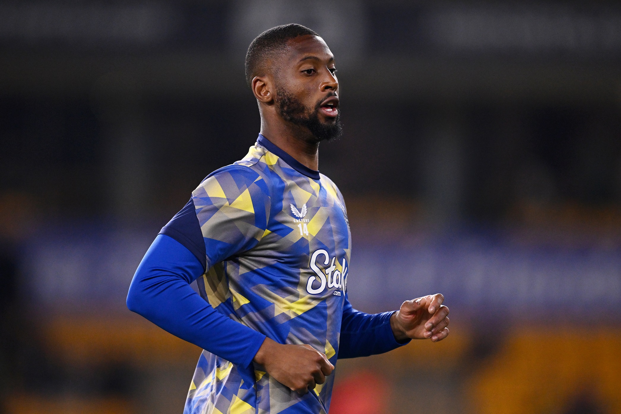 Beto of Everton warms up prior 