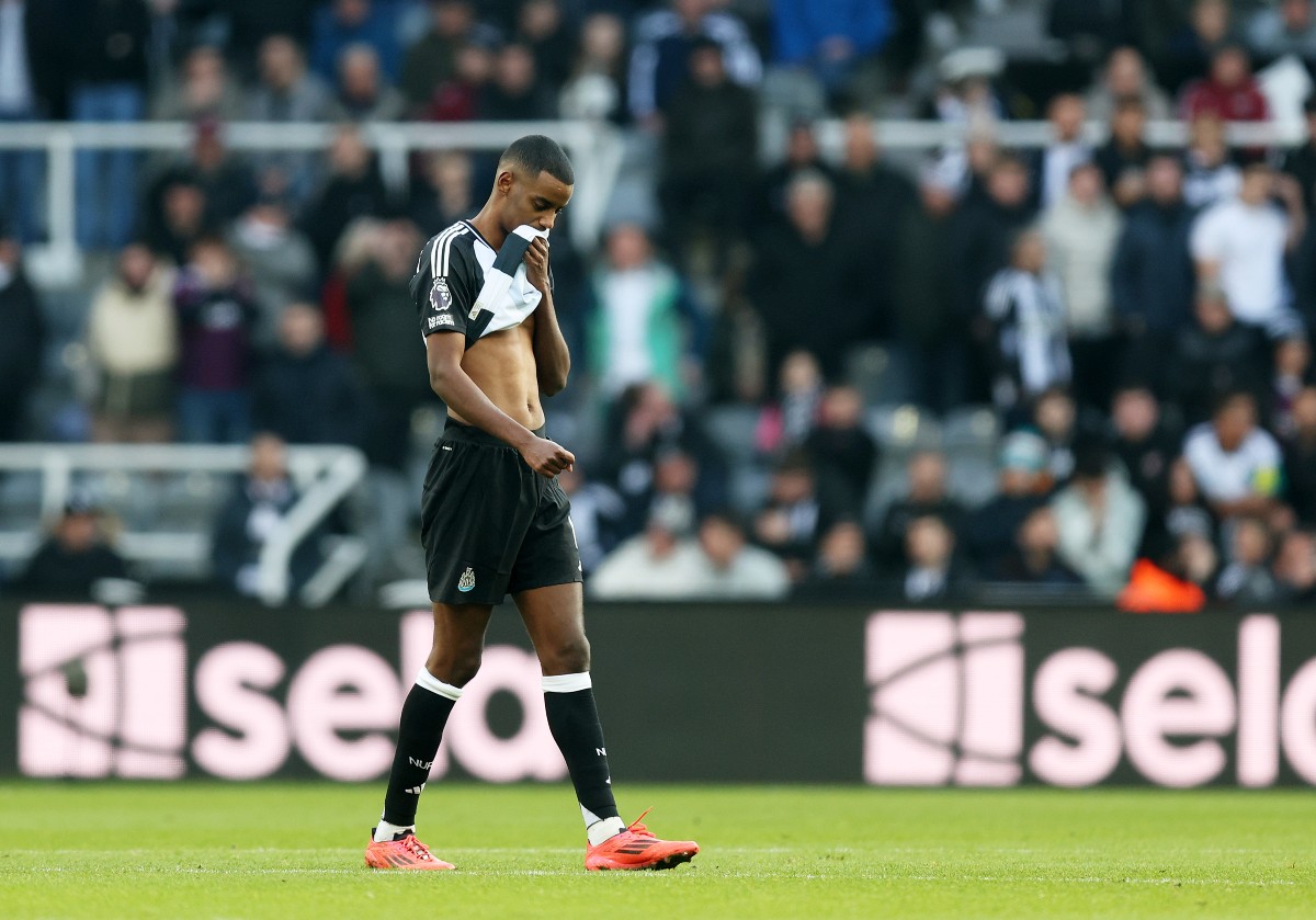 Alexander Isak reacts during Newcastle's defeat vs Bournemouth