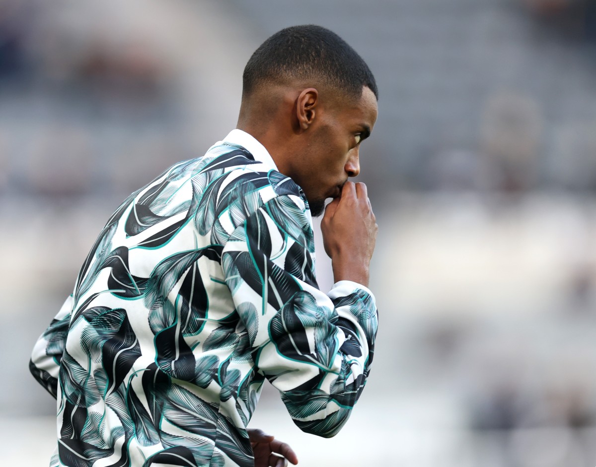 Alexander Isak warming up for Newcastle