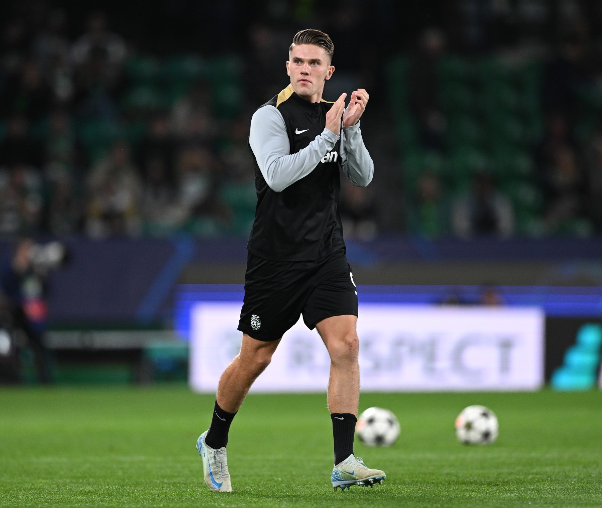 Viktor Gyokeres applauds the Sporting Lisbon fans